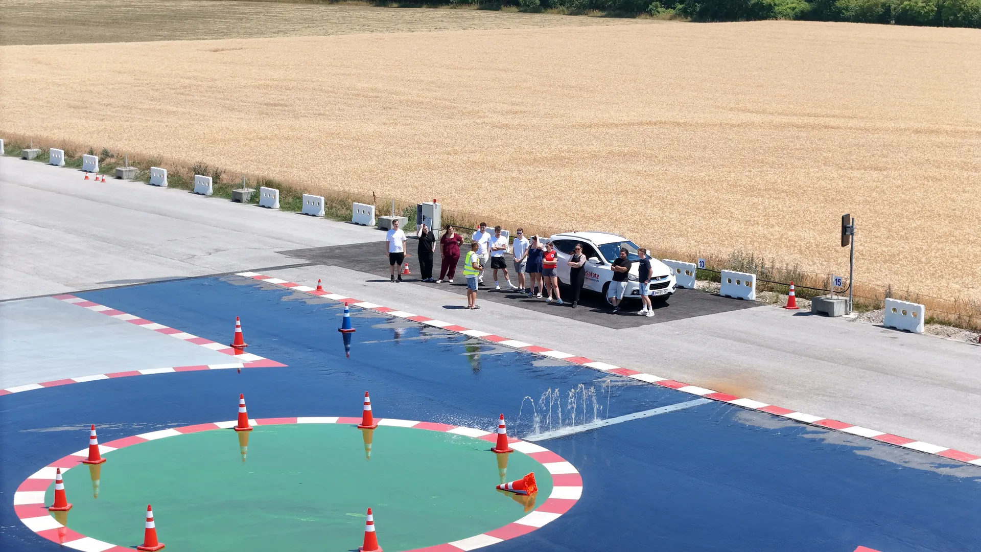 Nassstrecke mit Wasserdüsen im Fahrsicherheitszentrum