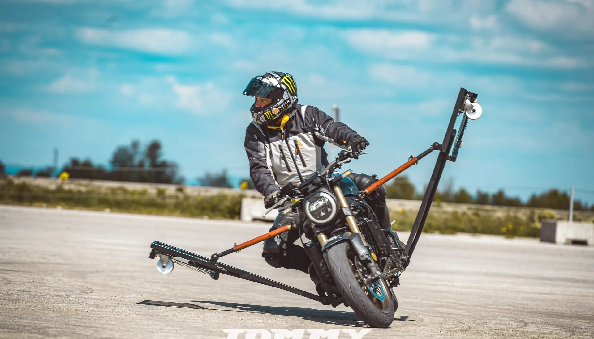 Schräglagentraining Motorrad in Schräglage auf dem Übungsgelände